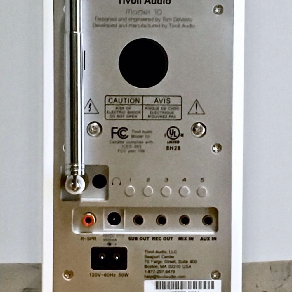 TIVOLI MODEL 10 AM/FM RADIO - Picture 4 of 8